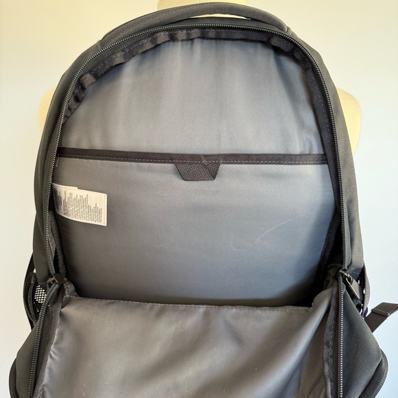 The North face Pivoter 22L Backpack in dark gray with purple - Picture 5 of 9